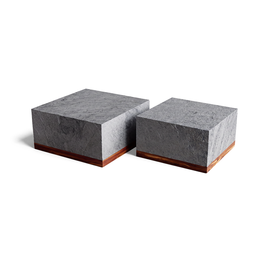 Display-stone-wood-on-ground-overview-side